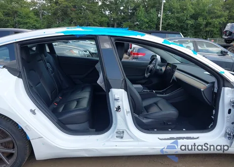 2018 Tesla Model 3 Long Range/Mid Range z USA, uszkodzony, nr VIN 5YJ3E1EA9JF098728